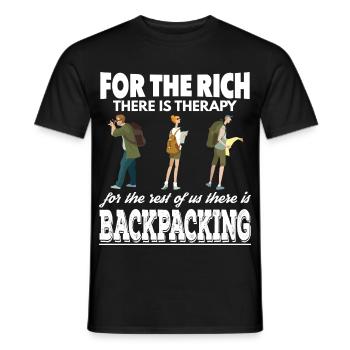Reiche haben Therapie Wir sind Backpacker - Männer T-Shirt - Schwarz - Vorne - AI Model Male 178 light (178cm)