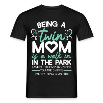 Being A Twin Mom 2023 Saying Become Wins Mother - Männer T-Shirt - Schwarz - Vorne - AI Model Male 178 light (178cm)