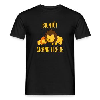 Bientôt Grand Frère - Männer T-Shirt - Schwarz - Vorne - AI Model Male 178 light (178cm)