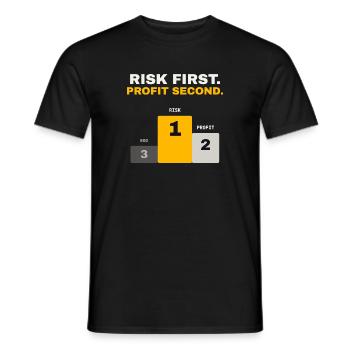 Risk first, Profit second – Trading Motivation - Männer T-Shirt - Schwarz - Vorne - AI Model Male 178 light (178cm)