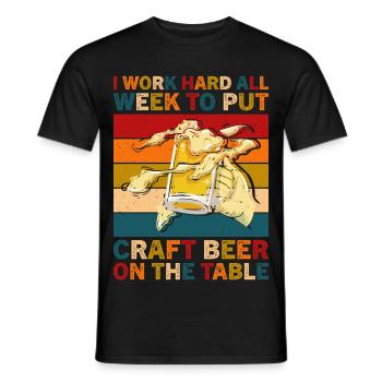 Craft Beer am Tisch Retro-Motiv - Männer T-Shirt - Schwarz - Vorne - AI Model Male 178 light (178cm)