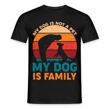 Hund ist Familie – Retro Sonnenuntergang - Männer T-Shirt - Schwarz - Vorne - AI Model Male 178 light (178cm)