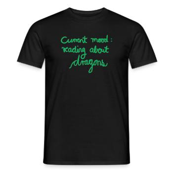 Current Mood: Reading About Dragons  - Männer T-Shirt - Schwarz - Vorne - AI Model Male 178 light (178cm)