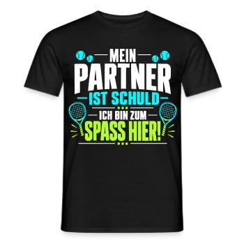 Mein Partner ist schuld ich bin zum Spaß hier - Männer T-Shirt - Schwarz - Vorne - AI Model Male 178 light (178cm)