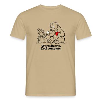 Eisbär teilt Kakao mit einem Schneemann - Männer T-Shirt - Sandbeige - Vorne - AI Model Male 178 light (178cm)