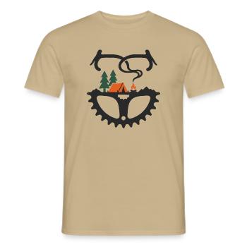 Bikepacking-Zelt auf dem Fahrrad Kettenflügel-Lagerfeuer-Kunst - Männer T-Shirt - Sandbeige - Vorne - AI Model Male 178 light (178cm)