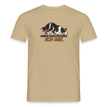 Border Collie - ANDERE GEHEN SPAZIEREN. ICH ÜBE. - Männer T-Shirt - Sandbeige - Vorne - AI Model Male 178 light (178cm)