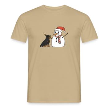 Rottweiler klaut Schneemann den Stockarm - Männer T-Shirt - Sandbeige - Vorne - AI Model Male 178 light (178cm)