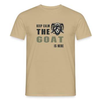 Ziege mit Militärhelm und Keep Calm Spruch - Männer T-Shirt - Sandbeige - Vorne - AI Model Male 178 light (178cm)
