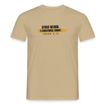 Staad werdn – 's Christkindl kimmt - Männer T-Shirt - Sandbeige - Vorne - AI Model Male 178 light (178cm)