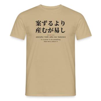 案ずるより産むが易し — Tun statt Angst - Männer T-Shirt - Sandbeige - Vorne - AI Model Male 178 light (178cm)