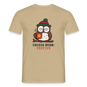 Krisenmodus Festlich – Eulen- und Weihnachtshumor - Männer T-Shirt - Sandbeige - Vorne - AI Model Male 178 light (178cm)