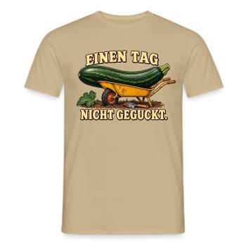 Einen Tag nicht geguckt – Zucchini im Garten - Männer T-Shirt - Sandbeige - Vorne - AI Model Male 178 light (178cm)