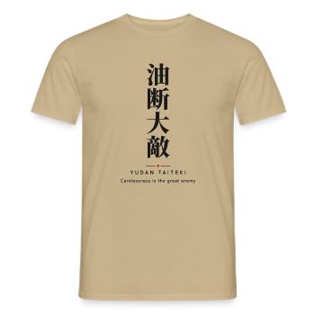 Yudan Taiteki 油断大敵 — Lass niemals deine Wachsamkeit fallen - Männer T-Shirt - Sandbeige - Vorne - AI Model Male 178 light (178cm)