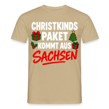 Christkinds Paket kommt aus Sachsen Weihnachten - Männer T-Shirt - Sandbeige - Vorne - AI Model Male 178 light (178cm)