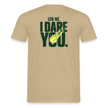 Tennis Lob Me. I Dare You, Smash Spruch - Männer T-Shirt - Sandbeige - Hinten - AI Model Male 178 light (178cm)