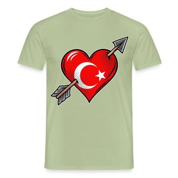 Türkei Flagge Herz mit Pfeil - Männer T-Shirt - Sage - Vorne - AI Model Male 178 light (178cm)
