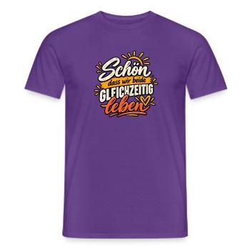 Schön, dass wir beide gleichzeitig leben - Männer T-Shirt - Lila - Vorne - AI Model Male 178 light (178cm)