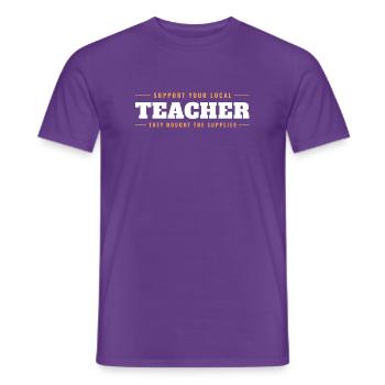Unterstützen Sie Ihre örtlichen Lehrer gekaufte Materialien - Männer T-Shirt - Lila - Vorne - AI Model Male 178 light (178cm)