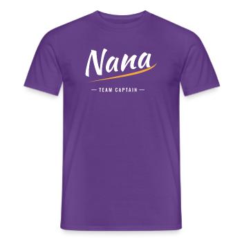 Nana Varsity Script Team Kapitän - Männer T-Shirt - Lila - Vorne - AI Model Male 178 light (178cm)