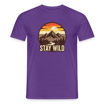 Stay Wild – Bergabenteuer-Abzeichen - Männer T-Shirt - Lila - Vorne - AI Model Male 178 light (178cm)
