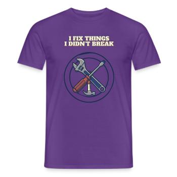 Ich repariere Dinge, die ich nicht kaputt gemacht habe, lustiges Mechanikerabzeichen - Männer T-Shirt - Lila - Vorne - AI Model Male 178 light (178cm)