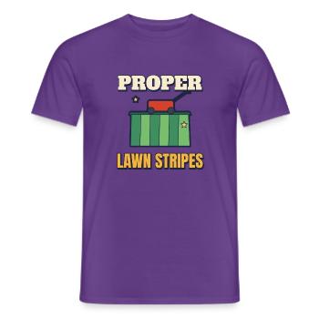 Richtige Rasenstreifen, lustige Gartenarbeit, Papa-Tee - Männer T-Shirt - Lila - Vorne - AI Model Male 178 light (178cm)