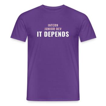 Praktikum als Junior Dev – das kommt darauf an. - Männer T-Shirt - Lila - Vorne - AI Model Male 178 light (178cm)