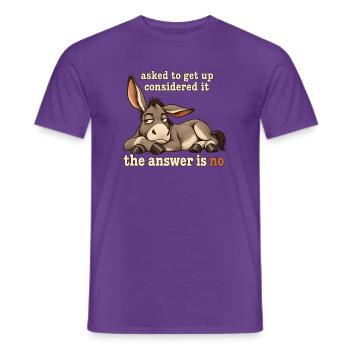 The Answer Is No Esel Morgenmuffel Sarkasmus Lusti - Männer T-Shirt - Lila - Vorne - AI Model Male 178 light (178cm)