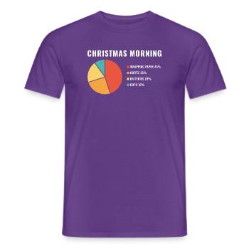 Weihnachtsmorgen-Tortendiagramm - Männer T-Shirt - Lila - Vorne - AI Model Male 178 light (178cm)