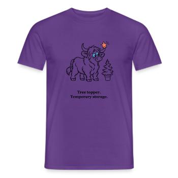 Highland-Kuh hält den Weihnachtsbaum-Topper - Männer T-Shirt - Lila - Vorne - AI Model Male 178 light (178cm)