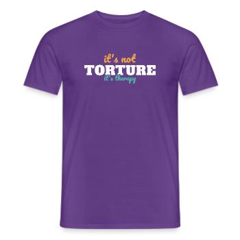 Es ist keine Foltertherapie Physiotherapeut - Männer T-Shirt - Lila - Vorne - AI Model Male 178 light (178cm)