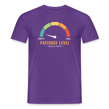 Geduldsanzeige leerer Kleinkind-Elternteil - Männer T-Shirt - Lila - Vorne - AI Model Male 178 light (178cm)