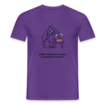 Christmas Rabbit schätzt eine Schneekugel - Männer T-Shirt - Lila - Vorne - AI Model Male 178 light (178cm)