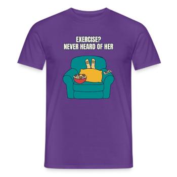 Exercise Nie von ihrem lustigen Sofa gehört - Männer T-Shirt - Lila - Vorne - AI Model Male 178 light (178cm)