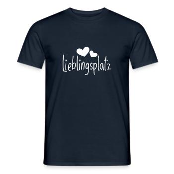 Lieblingsplatz Kissen mit Herz - Männer T-Shirt - Navy - Vorne - AI Model Male 178 light (178cm)