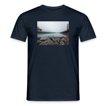 Nebliger Bergsee Waldlandschaft - Männer T-Shirt - Navy - Vorne - AI Model Male 178 light (178cm)