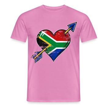 Südafrika Flagge Herz mit Pfeil used look - Männer T-Shirt - Pink - Vorne - AI Model Male 178 dark (178cm)