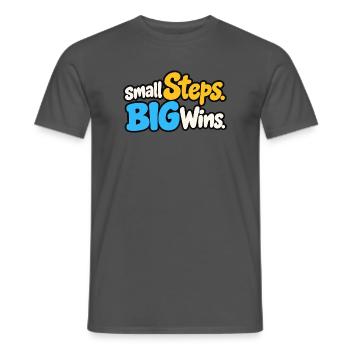 Small Steps Big Wins – Positives Motivationsdesign - Männer T-Shirt - Anthrazit - Vorne - AI Model Male 178 light (178cm)