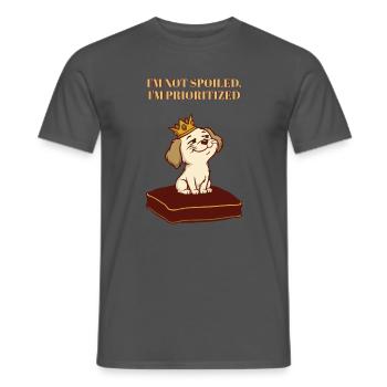 Nicht verwöhnt, sondern nur den lustigen Hund priorisiert - Männer T-Shirt - Anthrazit - Vorne - AI Model Male 178 light (178cm)