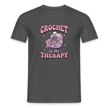 Gemütlicher Skelett häkelt im rosa Sessel - Männer T-Shirt - Anthrazit - Vorne - AI Model Male 178 light (178cm)