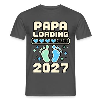 Papa Loading 2027 – Pixelherzen und Babyfüße - Männer T-Shirt - Anthrazit - Vorne - AI Model Male 178 light (178cm)