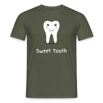 Sweet Tooth - Männer T-Shirt - Militärgrün - Vorne - AI Model Male 178 light (178cm)