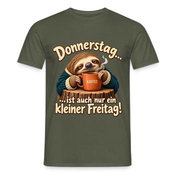 Donnerstag kleiner Freitag Faultier Kaffee Humor - Männer T-Shirt - Militärgrün - Vorne - AI Model Male 178 light (178cm)