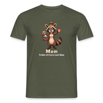 Mom: Finder of Every Lost Shoe – Mama Waschbär - Männer T-Shirt - Militärgrün - Vorne - AI Model Male 178 light (178cm)