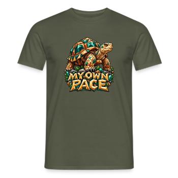 My Own Pace Schildkröte Low Poly Lustiger Spruch - Männer T-Shirt - Militärgrün - Vorne - AI Model Male 178 light (178cm)
