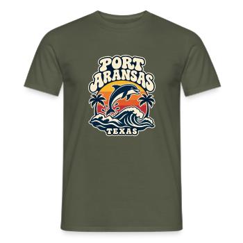 Port Aransas Delfin Retro - Männer T-Shirt - Militärgrün - Vorne - AI Model Male 178 light (178cm)