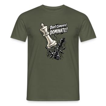 Schach König – Don't Compare Dominate Spruch - Männer T-Shirt - Militärgrün - Vorne - AI Model Male 178 light (178cm)