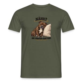 Staffordshire_Bullterrier_ganz_nah-2 - Männer T-Shirt - Militärgrün - Vorne - AI Model Male 178 light (178cm)