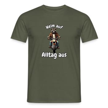 Helm auf, Alltag aus – Motorrad-Waschbär - Männer T-Shirt - Militärgrün - Vorne - AI Model Male 178 light (178cm)